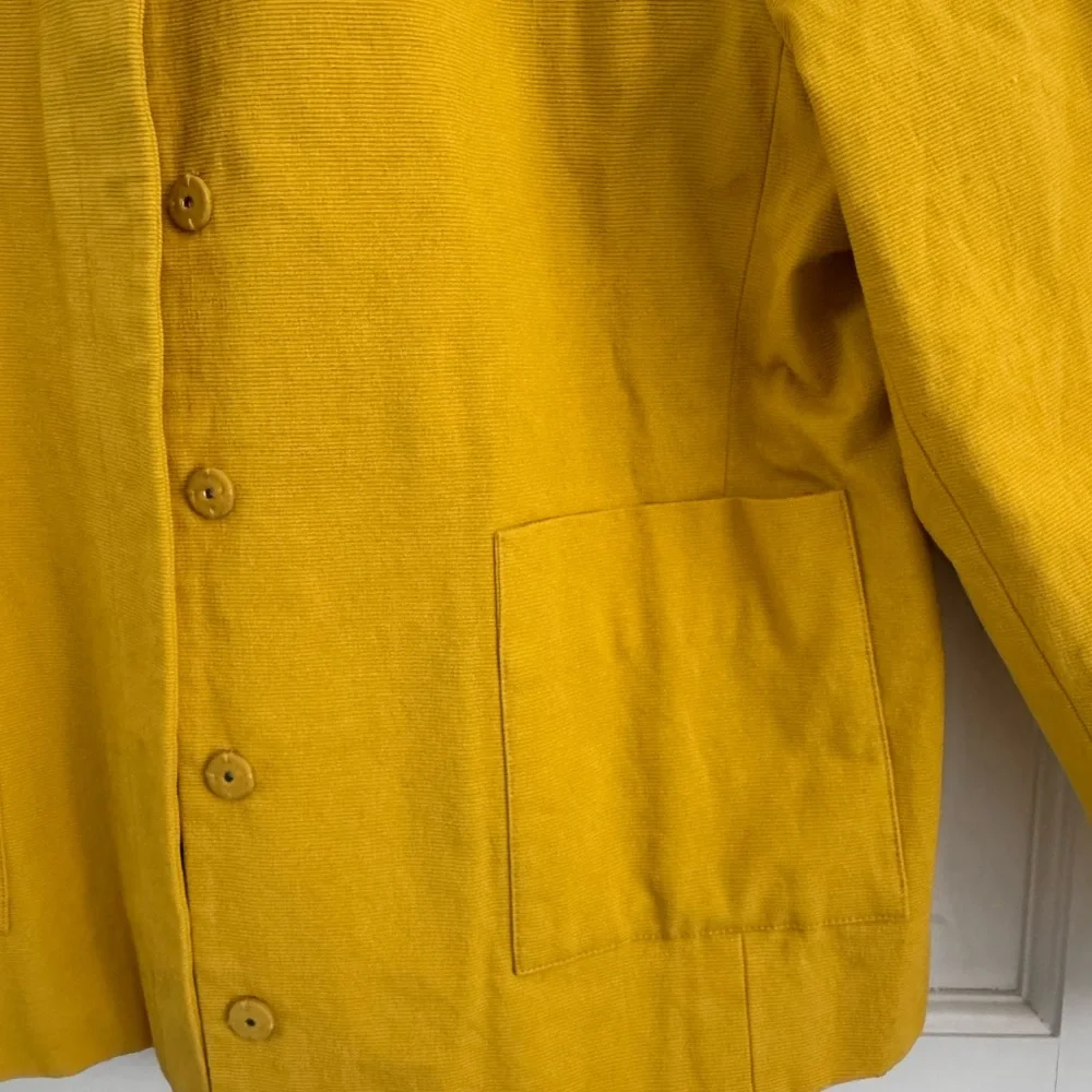 Boden spring collarless jacket. Deep pockets covered snaps. Mustard gold color - Picture 4 of 7